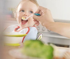 [Translate to Italian:] how kids learn to eat