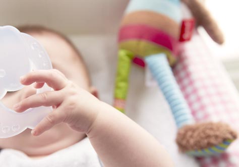 [Translate to Italian:] baby learns how to drink